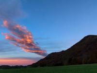 Rotleuchtender Wolkenfinger am Haindorfer Berg